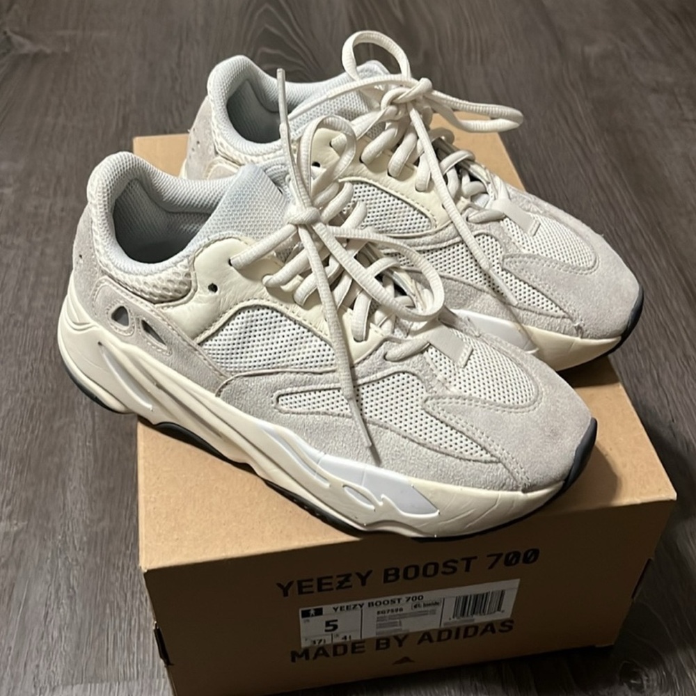 Yeezy Boost 700 'Analog' EG7596 MADE BY ADIDAS SIZE 5 Mens